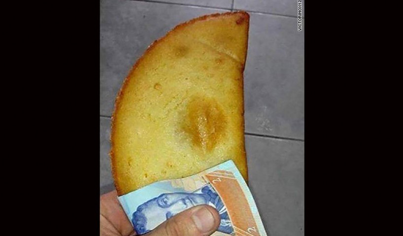 Dân Venezuela dùng tiền thay giấy ăn