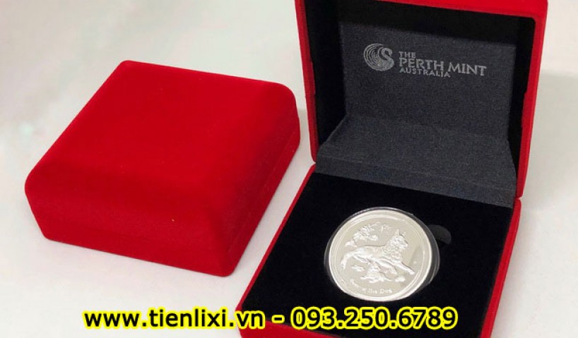 Nên mua loại tiền xu con chó hay tiền giấy làm quà lì xì?